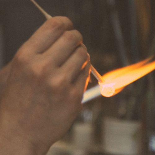 Travail d'une perle de verre à la flamme